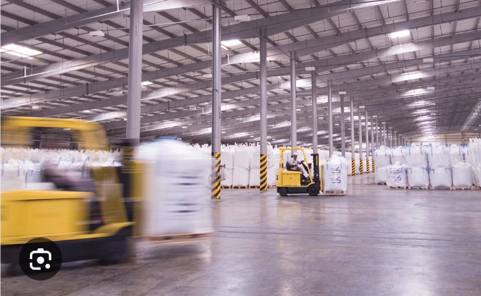 Bonded warehouse with FIBC bulk bags and forklift in motion